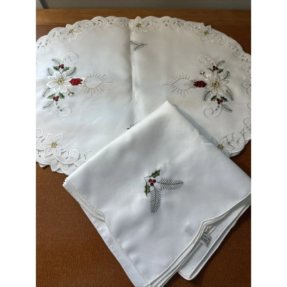Set Of 4 Embroidered Table Linens: Christmas Placemats & Matching Napkins‎